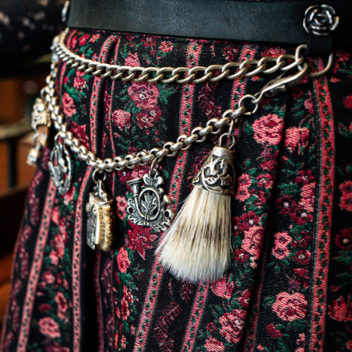 Traditioneller Charivari mit Hirsch Anhängern