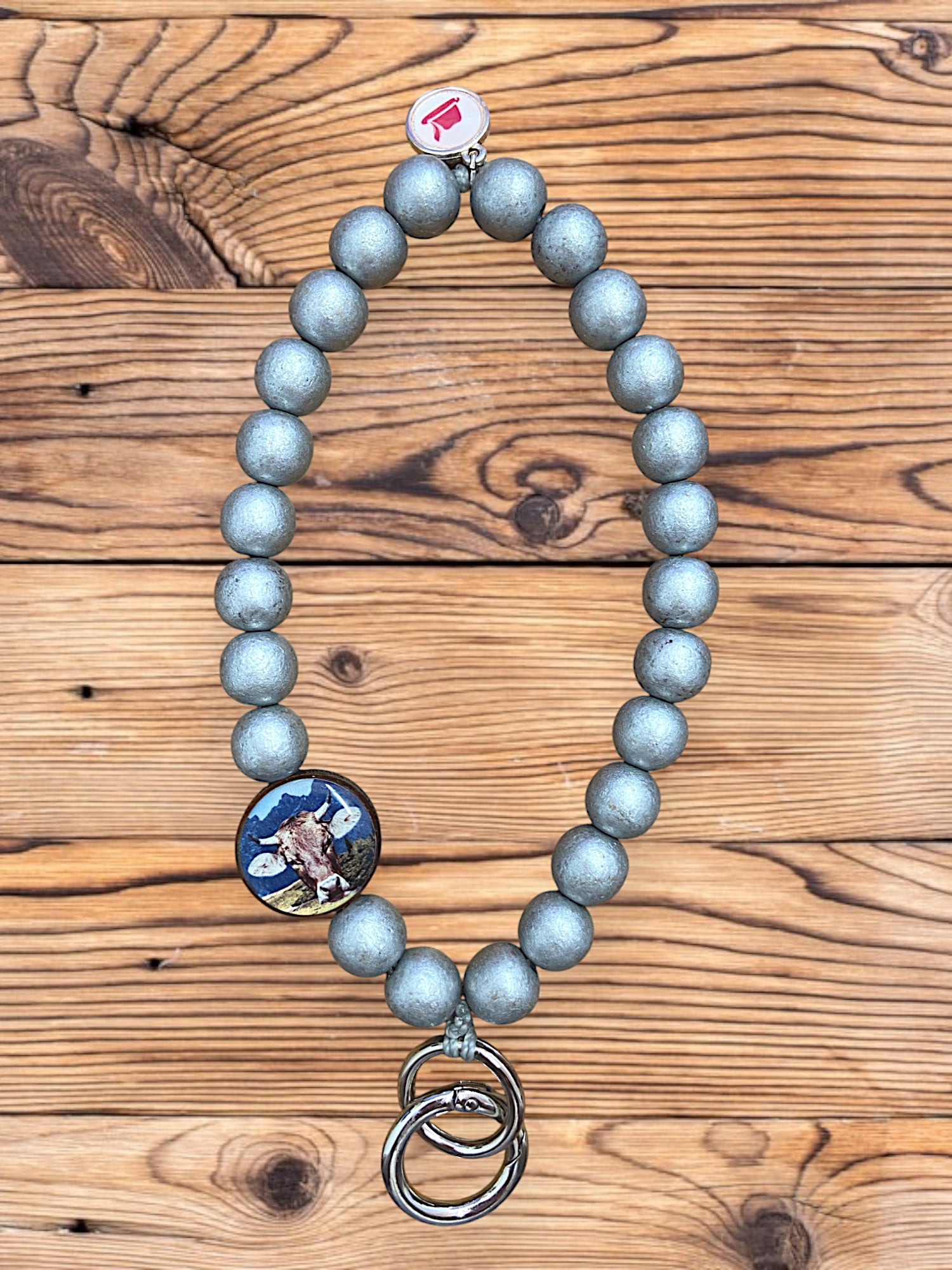 Schlüsselanhänger aus Holzperlen in Silber