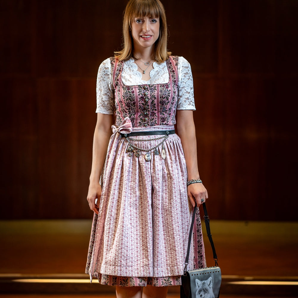 Model trägt ein Streifen Dirndl in der Farbe Candy-Rosé