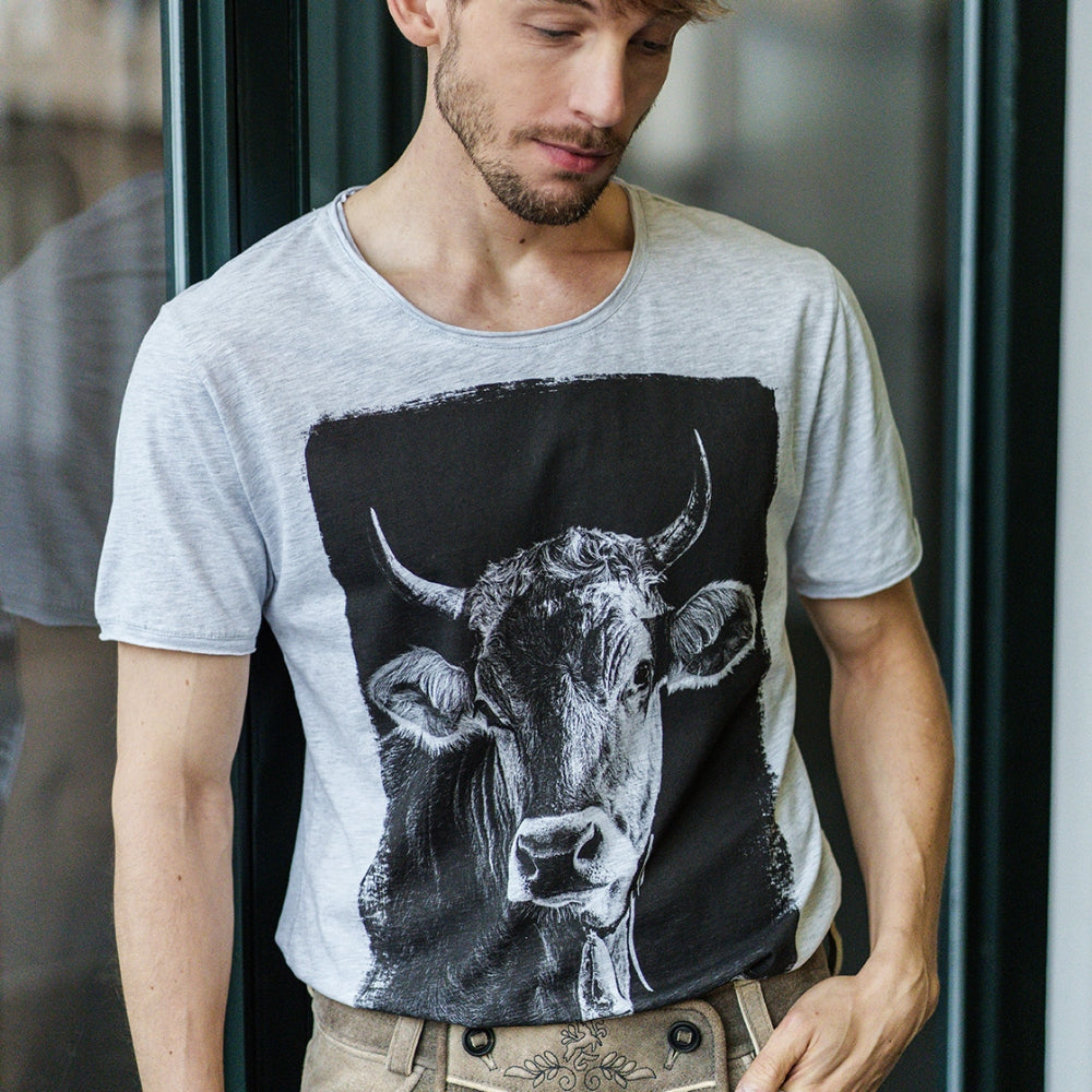 Model trägt das Shirt Kuh Lotte mit Lederhose