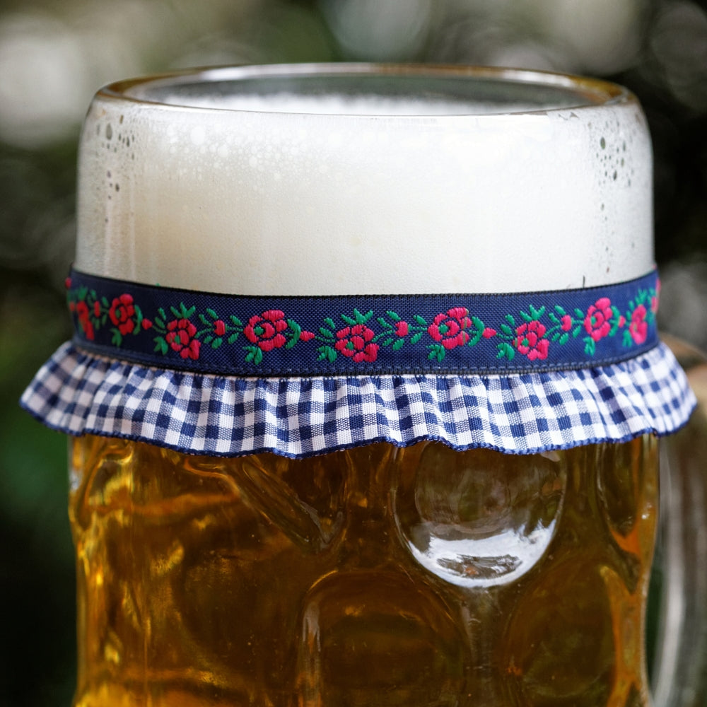 Maßkrug mit Maßkrugband in Blau kariert mit Blumen