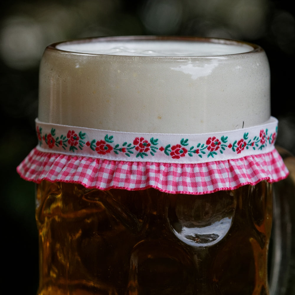 Maßkrug mit Maßkrugband in Pink kariert mit Blumen
