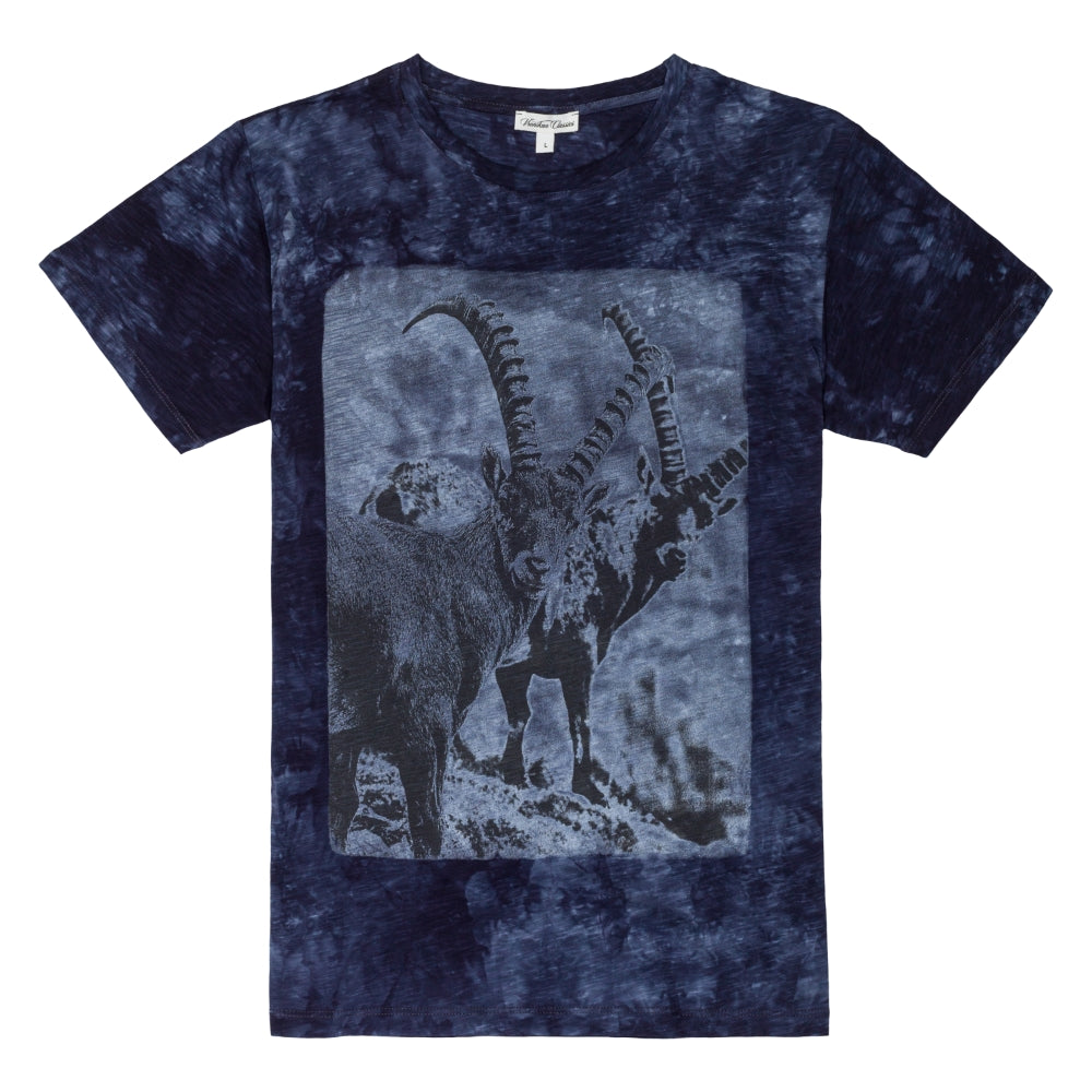 Freisteller eines Batik Shirts in Blau mit Aufdrucke von zwei Steinböcken