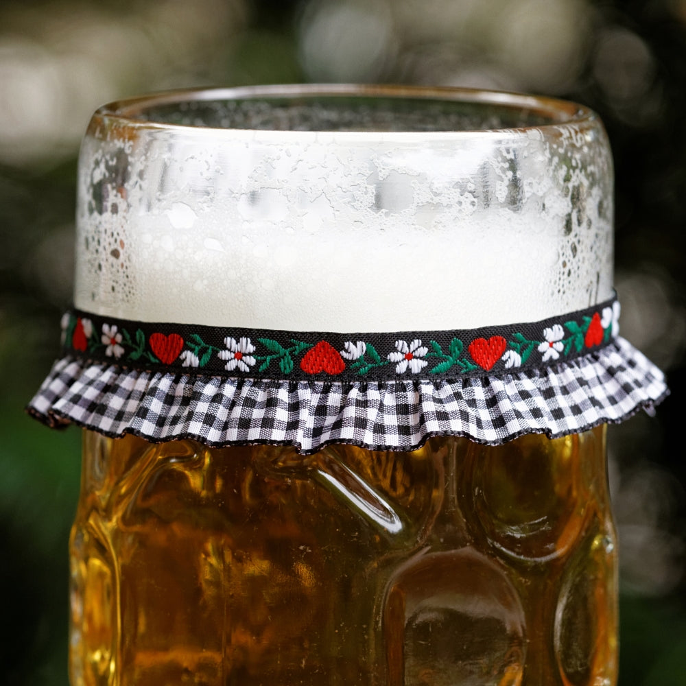 Maßkrug mit Maßkrugband in Schwarz kariert mit roten Herzen