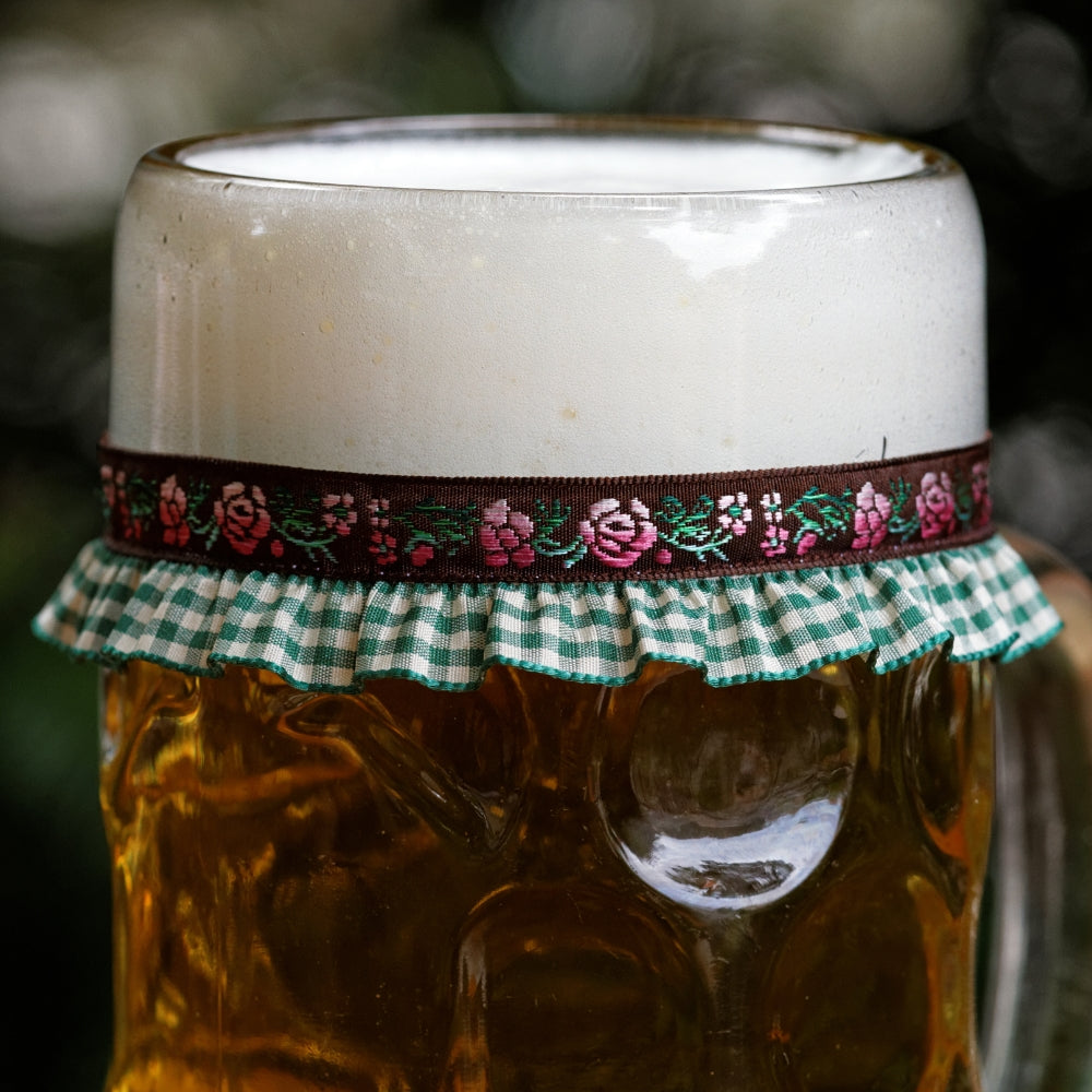 Maßkrug mit Maßkrugband in Grün kariert mit Blumen