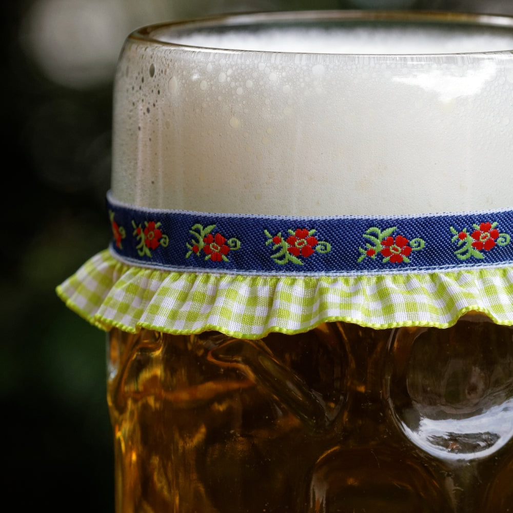 Maßkrug mit Maßkrugband in Grün kariert mit Blumen in rot