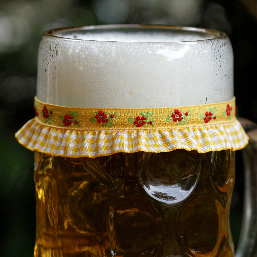 Maßkrug mit Maßkrugband in Gelb kariert mit Blumen