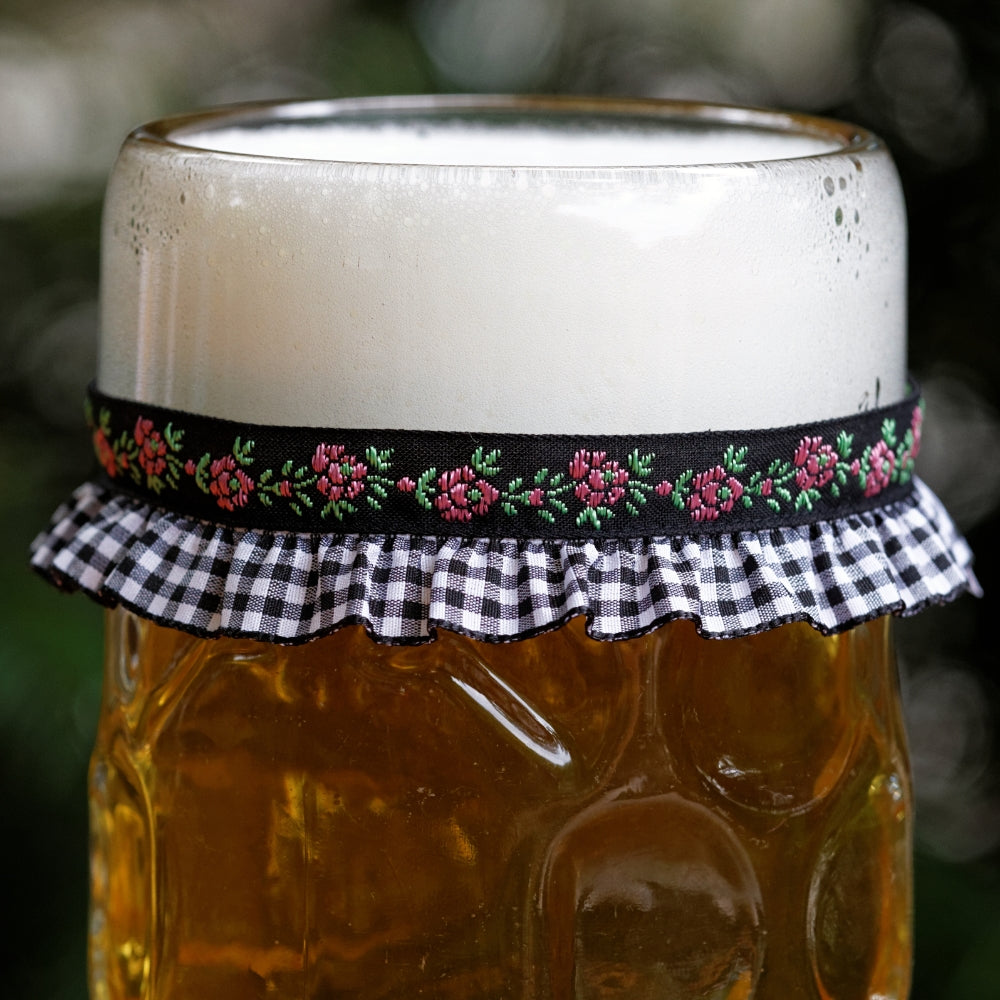 Maßkrug mit Maßkrugband in Schwarz mit Blumen