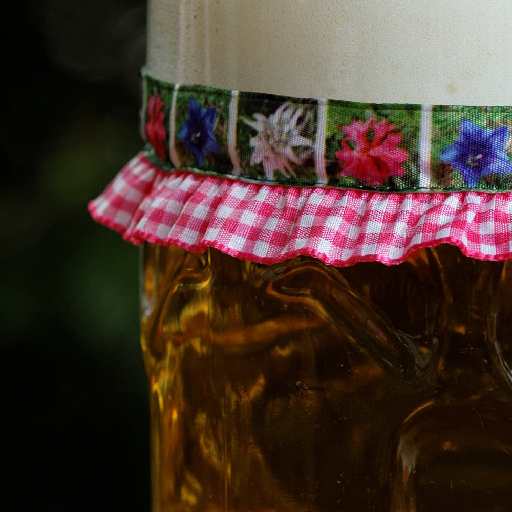 Maßkrug mit Maßkrugband in Rosa mit Blumen