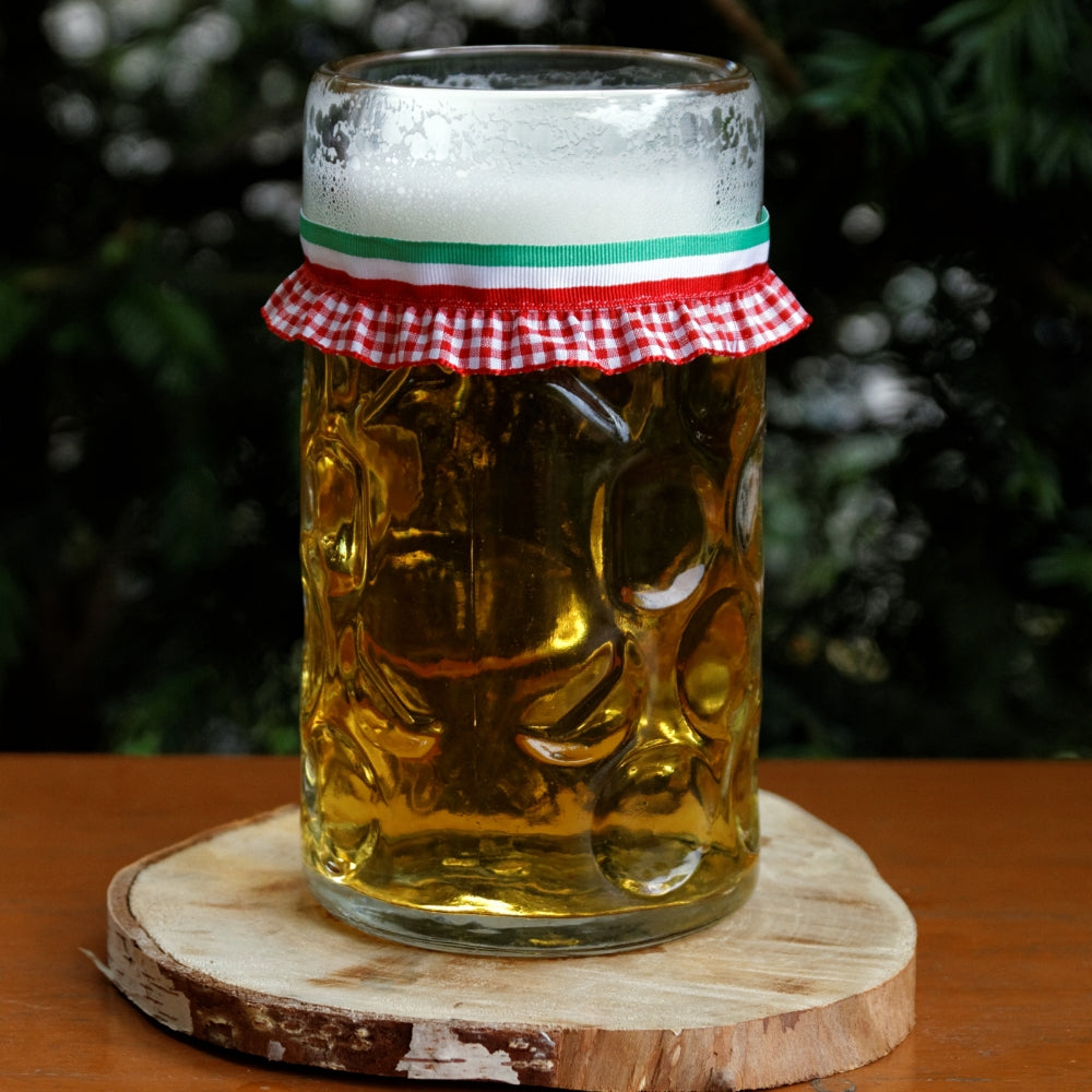 Mit Bier gefüllter Maßkrug mit Maßkrugband in Italien-Flagge