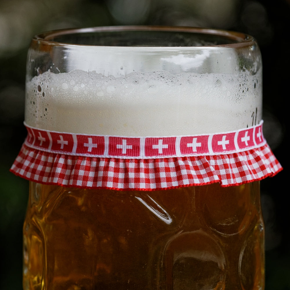 Maßkrug mit Maßkrugband in Schweizer-Flagge