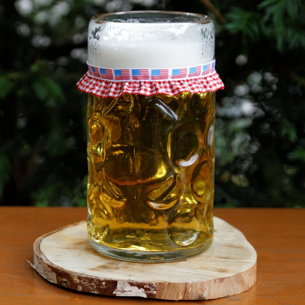 Mit Bier gefüllter Maßkrug mit Maßkrugband in USA Flagge