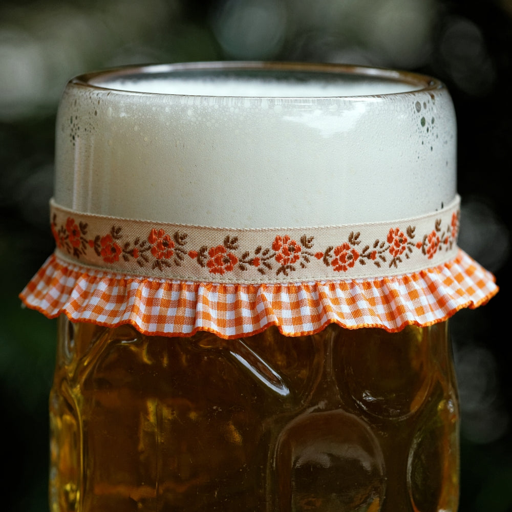Maßkrug mit Maßkrugband in Orange kariert mit Blumen