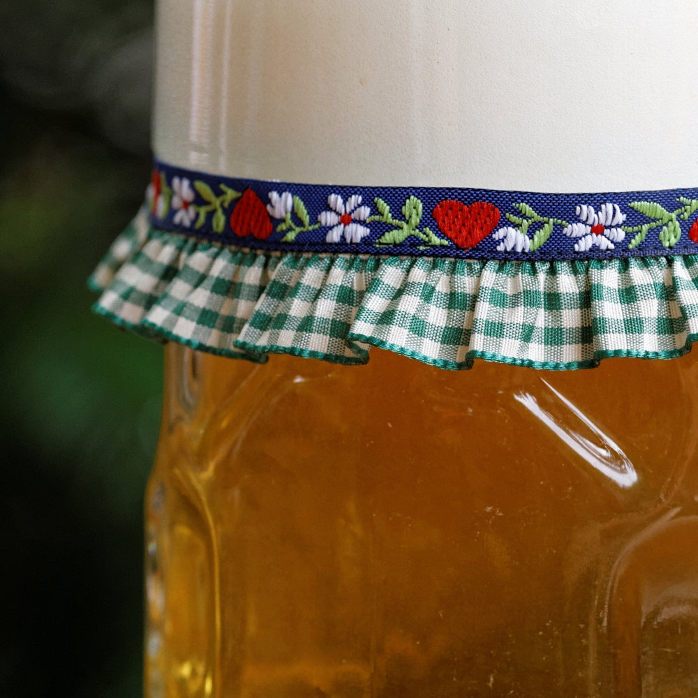 Maßkrug mit Maßkrugband in Grün kariert mit roten Herzen