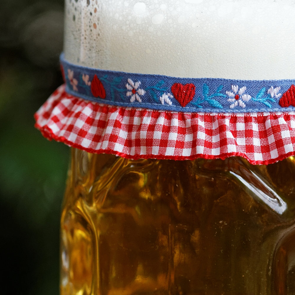Maßkrug mit Maßkrugband in Rot kariert mit roten Herzen