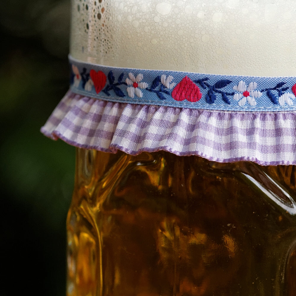 Maßkrug mit Maßkrugband in Lila kariert mit rosa Herzen