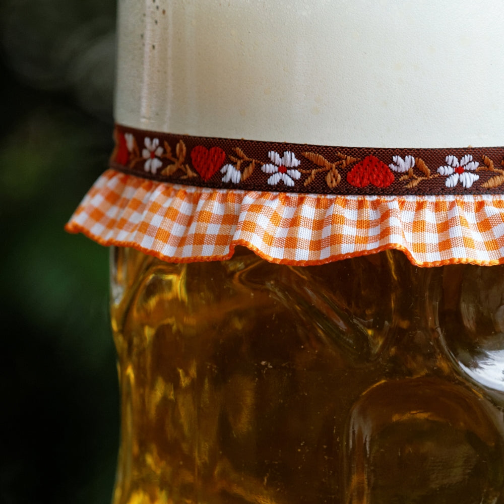 Maßkrug mit Maßkrugband in Orange kariert mit roten Herzen