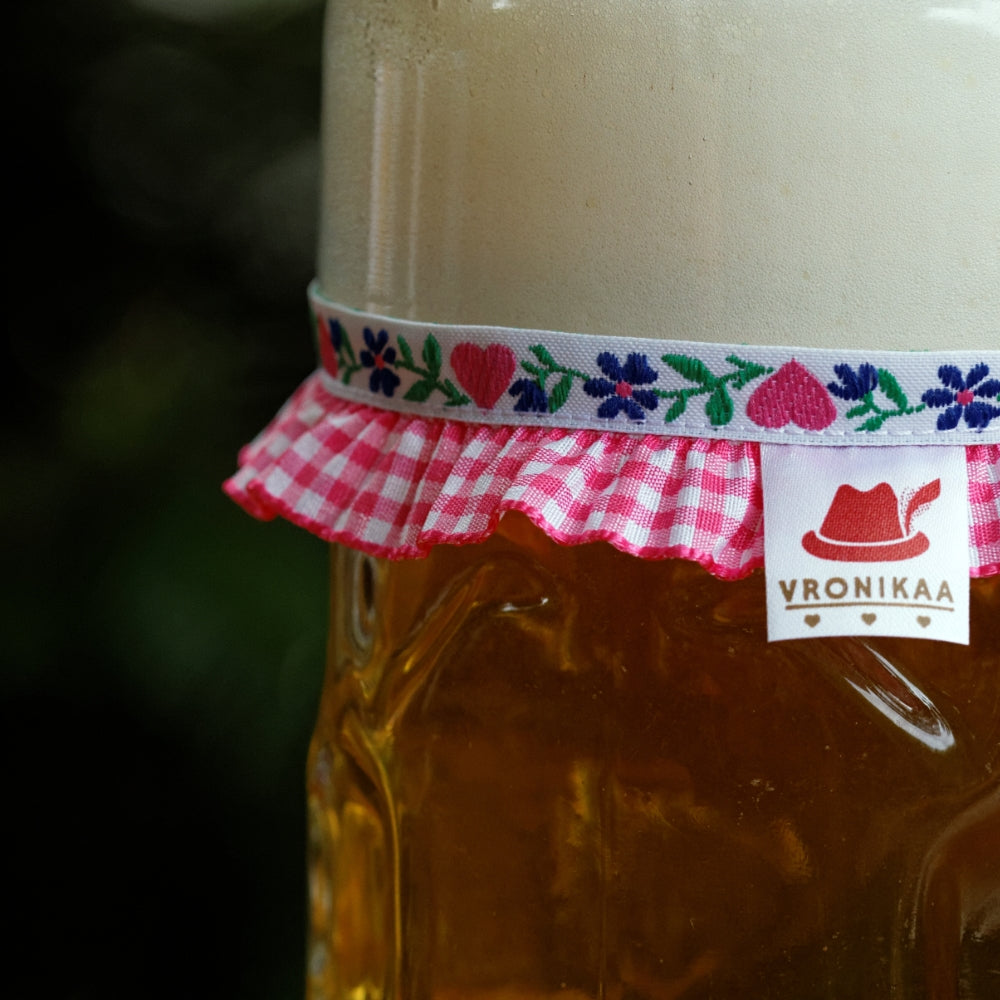 Maßkrug mit Maßkrugband in rosa kariert mit rosa Herzen