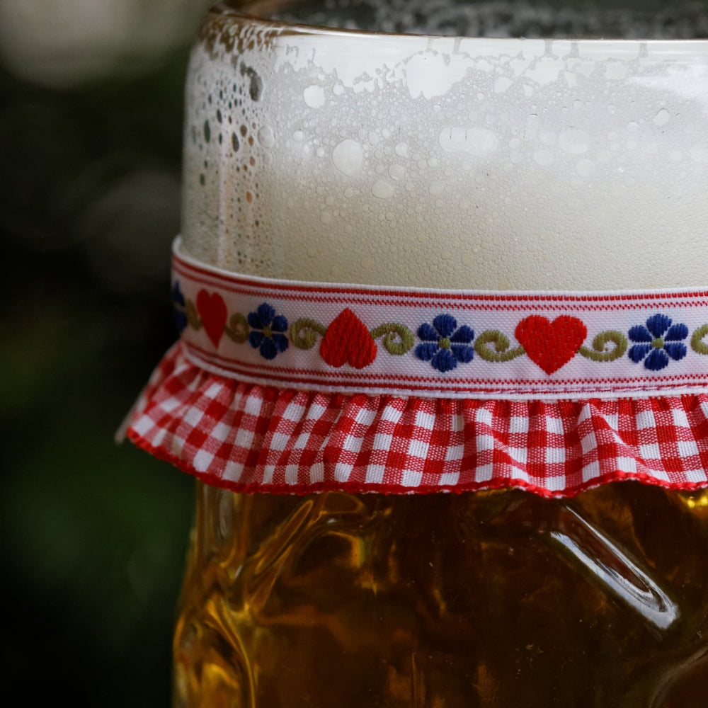 Maßkrug mit Maßkrugband in Rot kariert mit roten Herzen und blauen Blumen by vronikaa