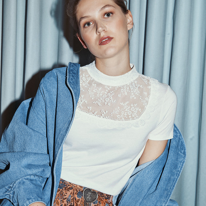 Model mit Trachtenshirt in Weiß mit Spitze