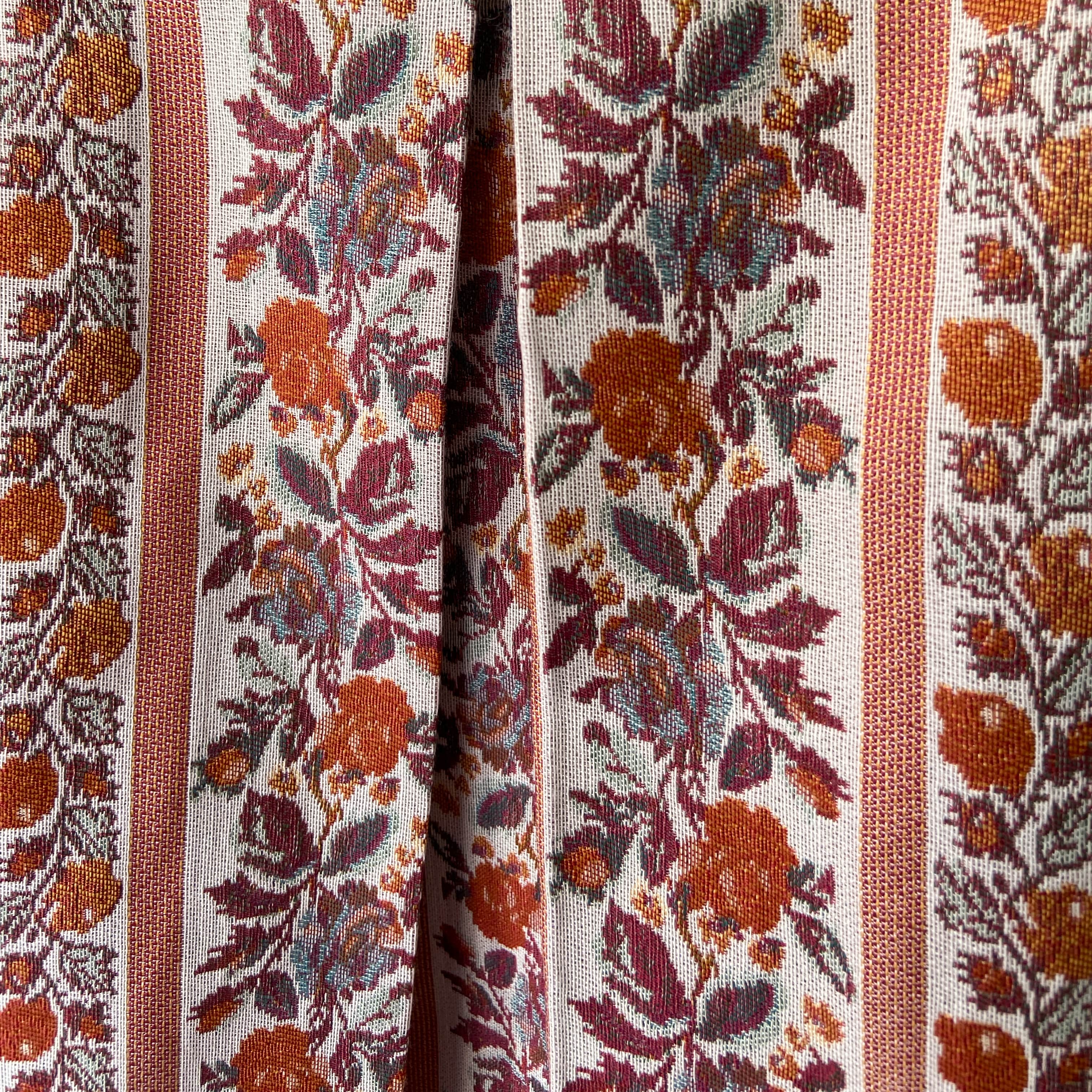 Detailaufnahme von dem Trachtenstoff mit Streifen und Blumen Farbe "Peach"