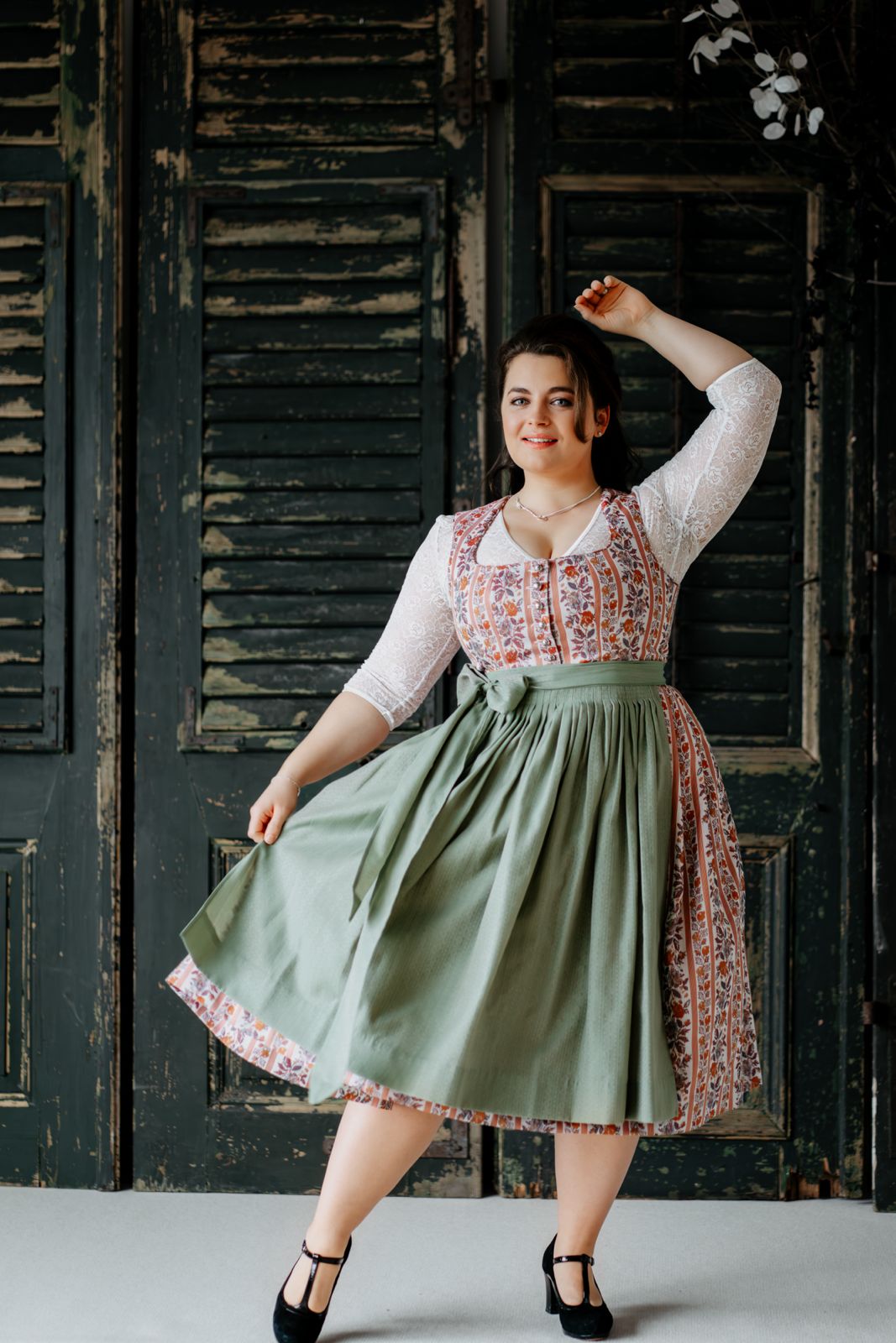 Dirndl in der Farbe Peach mit Salbei farbener Schürze