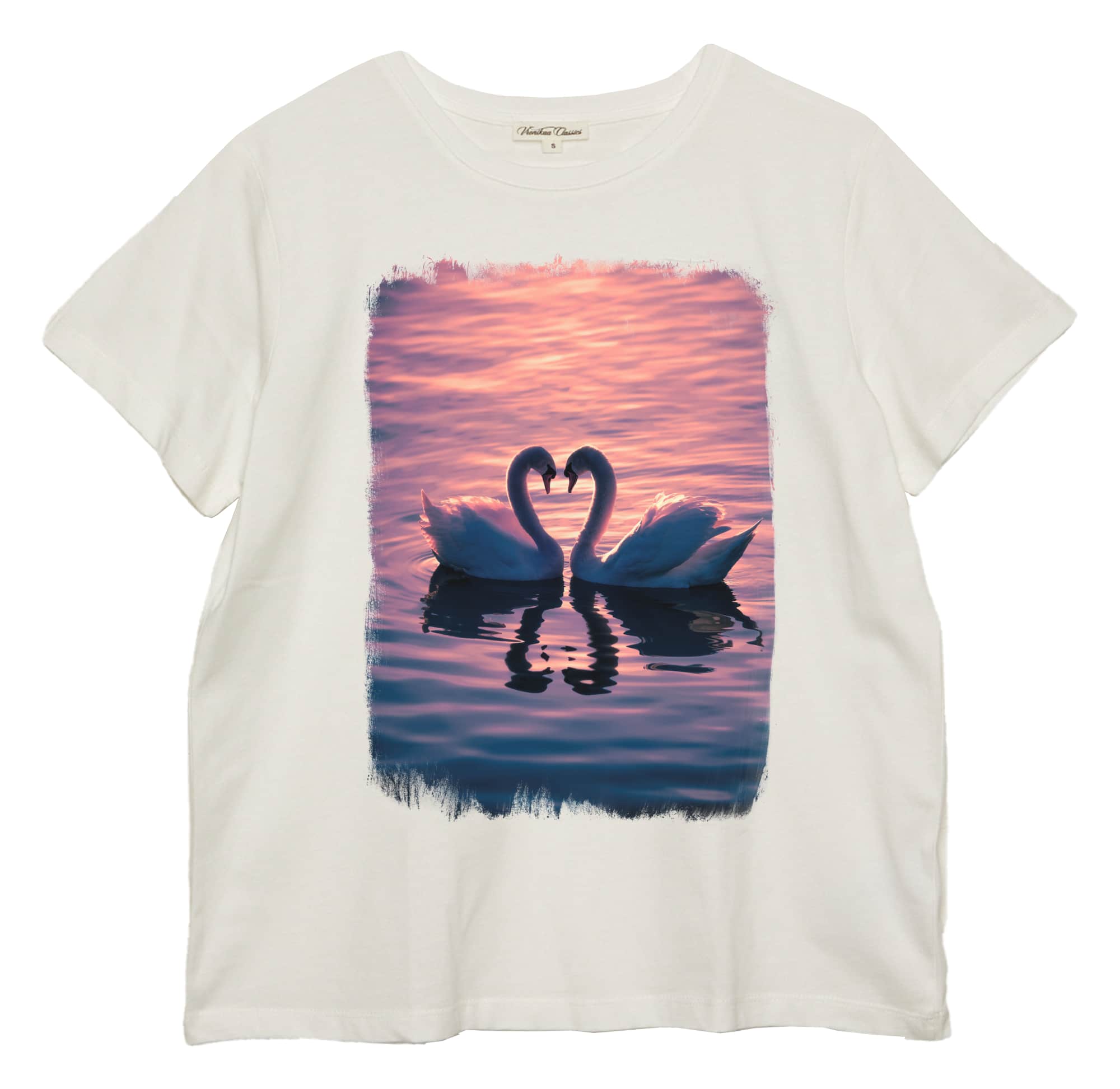 Freisteller von einem Damen Shirt, der Foto-Aufdruck zeigt zwei Schwäne die mit ihrem Hals ein Herz bilden.