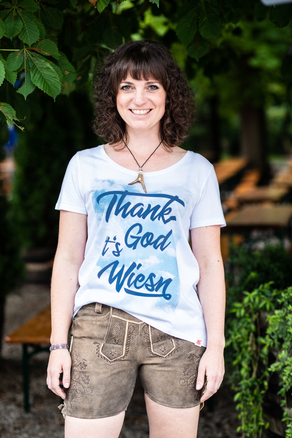 Vronikaa Wiesn Shirt kombiniert mit unserer Lederhose in Grau-Granit