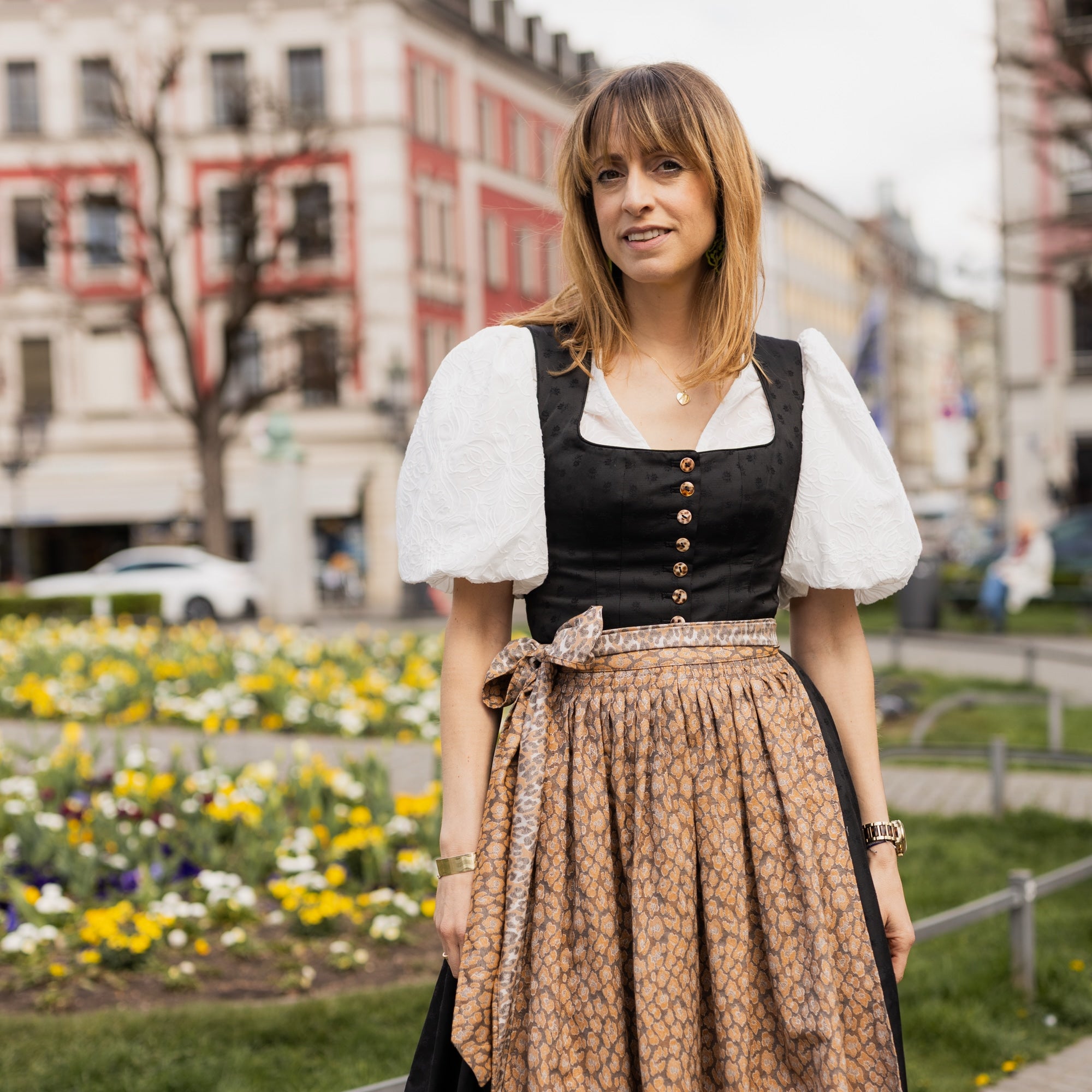 Dirndl Roxy mit Leo-Style Schürze