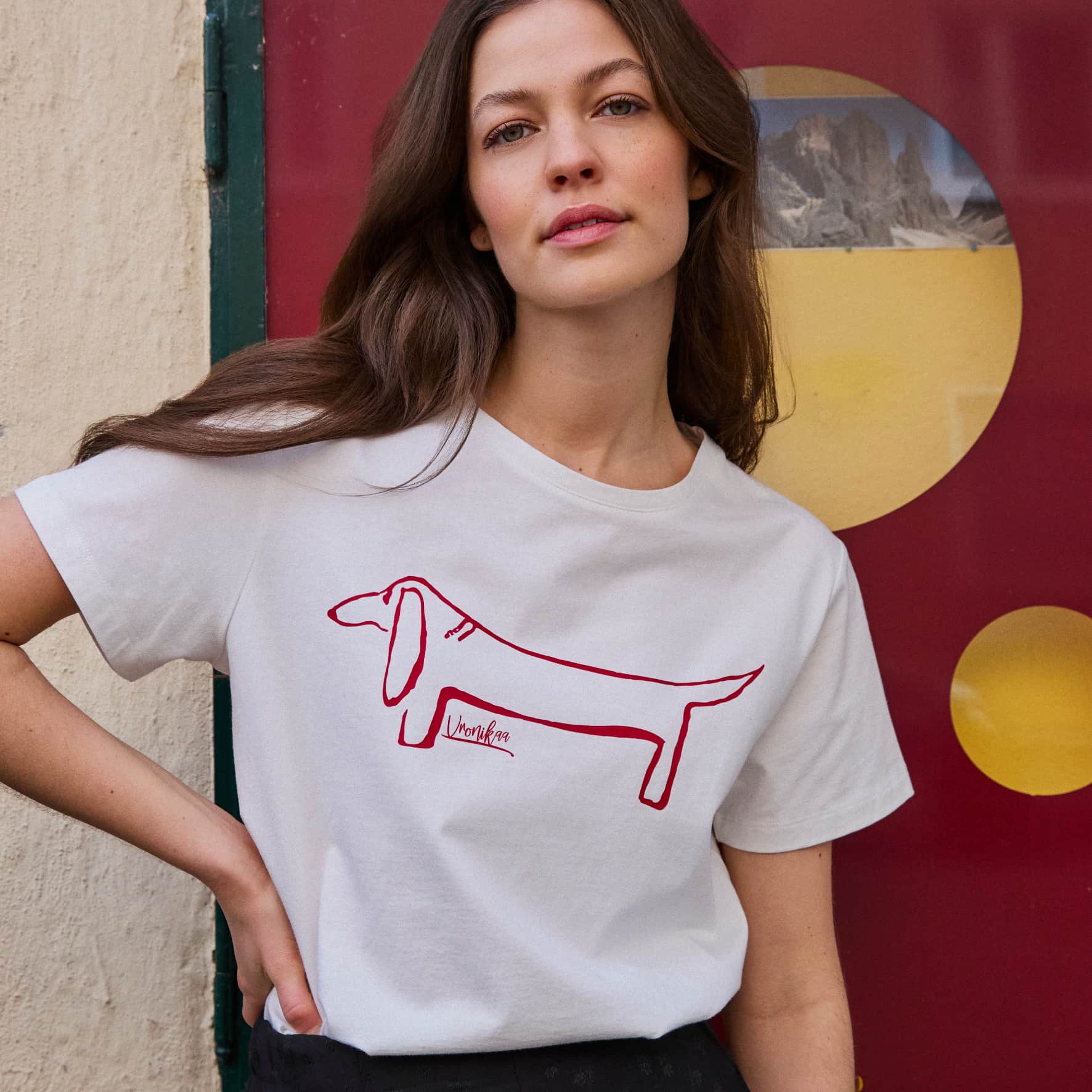 Model trägt ein leichtes Oversized Shirt mit einem roten Dackel Artwork.