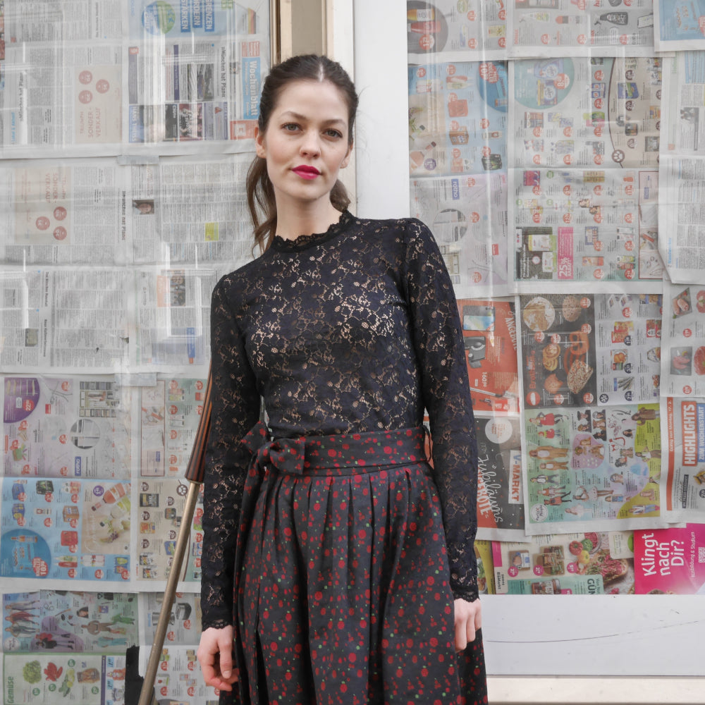 Alternative zum Dirndl mit Spitzenshirt und Trachtenrock