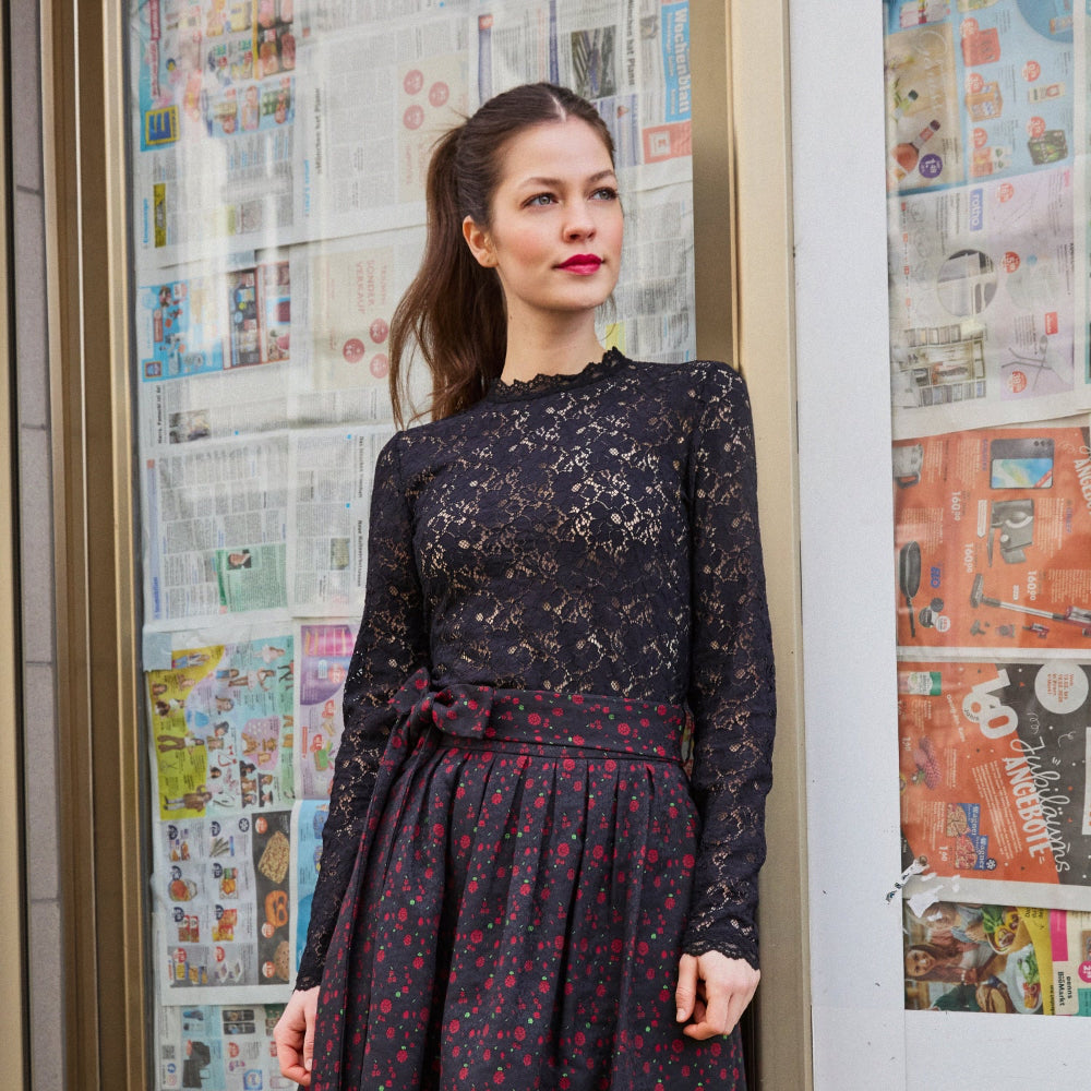Trachtenoutfit mit schwarzem Spitzenshirt und Rock
