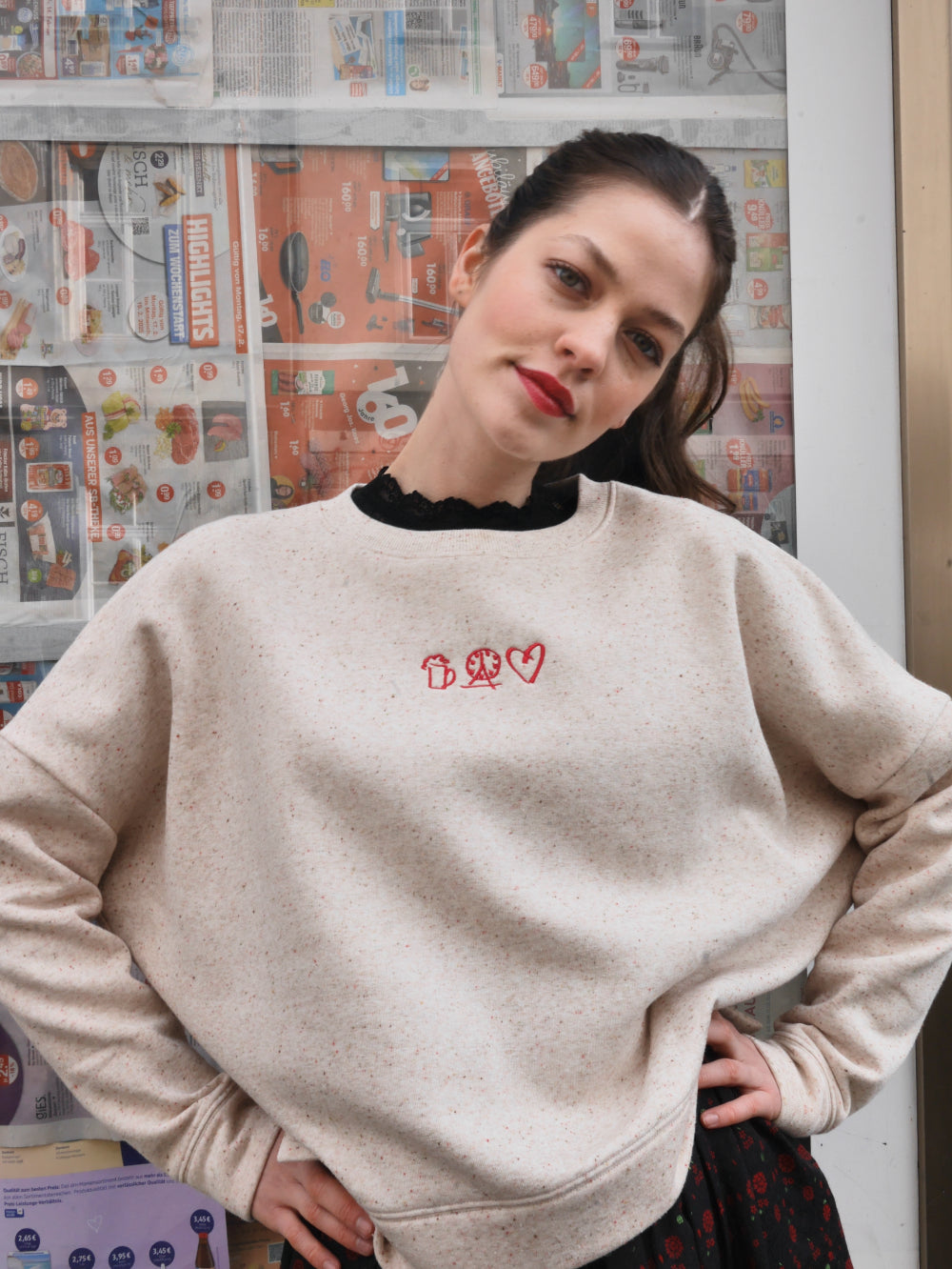 Oversized Sweater mit roter Volksfest Stickerei 