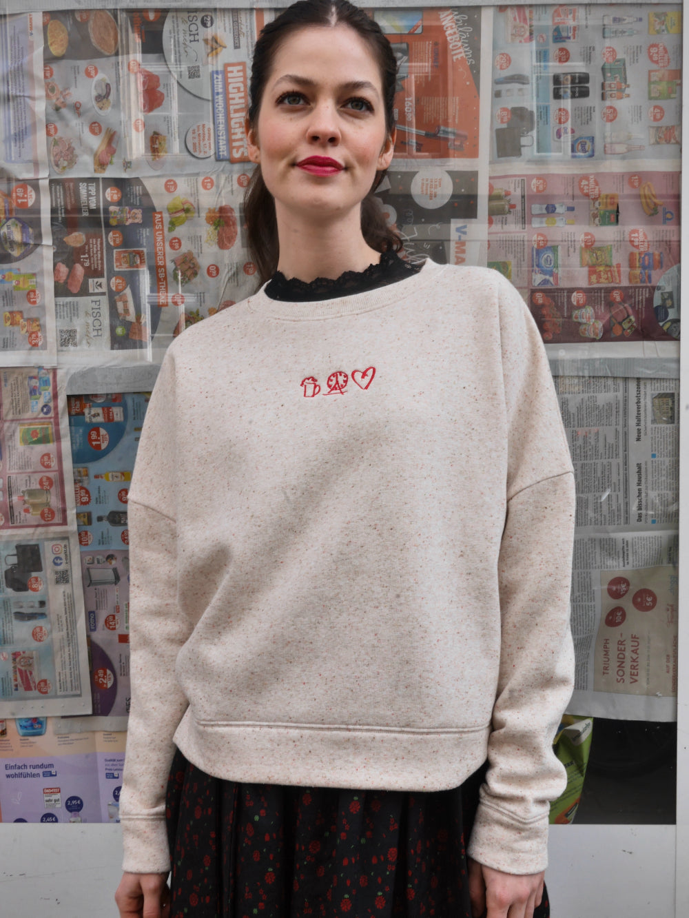 Sweater in Creme-Melange mit Volksfest Stickerei