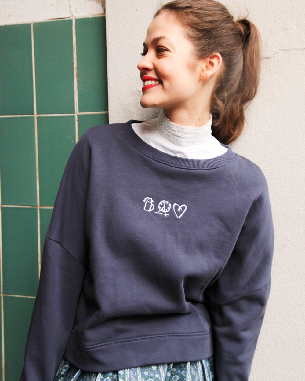 Sweater Volksfest in Indigo mit weißer Stickerei