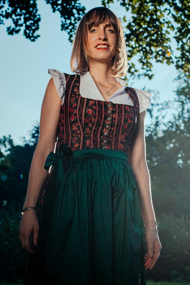 Wiesn Dirndl in Schwarz mit grüner Schürze
