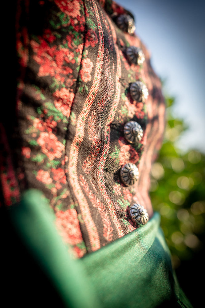 Dirndl mit Knöpfen aus Österreich
