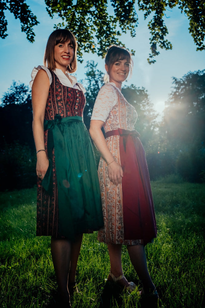 Zwei Mädels im vronikaa Wiesn Dirndl mit Streifen