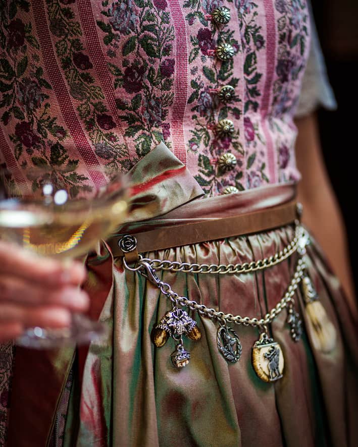 Das Wiesn Dirndl in der Farbe Candy-Rose und dem Charivari-Gürtel by vronikaa