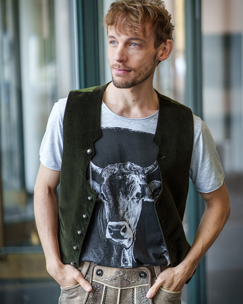 Model trägt das Shirt Kuh Lotte mit einer Lederhose und Trachtenweste