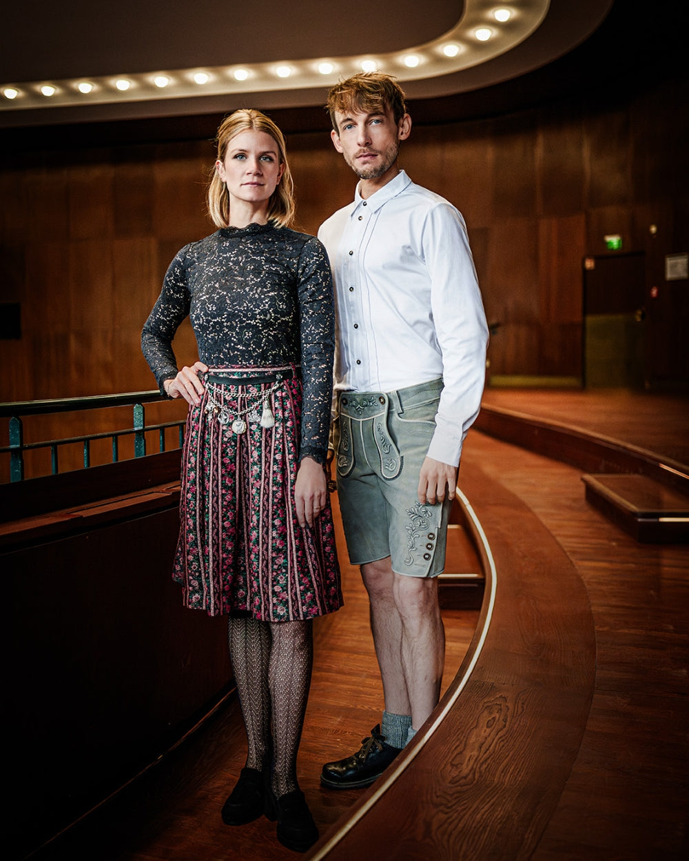 Cover-Bild von dem vronikaa Lookbook, ein weibliches und ein männliches Model stehen auf der Empore der Kongresshalle im Trachtenoutfit.