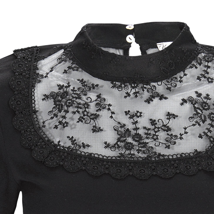Detail-Aufnahme von einem schwarze Spitzenshirt
