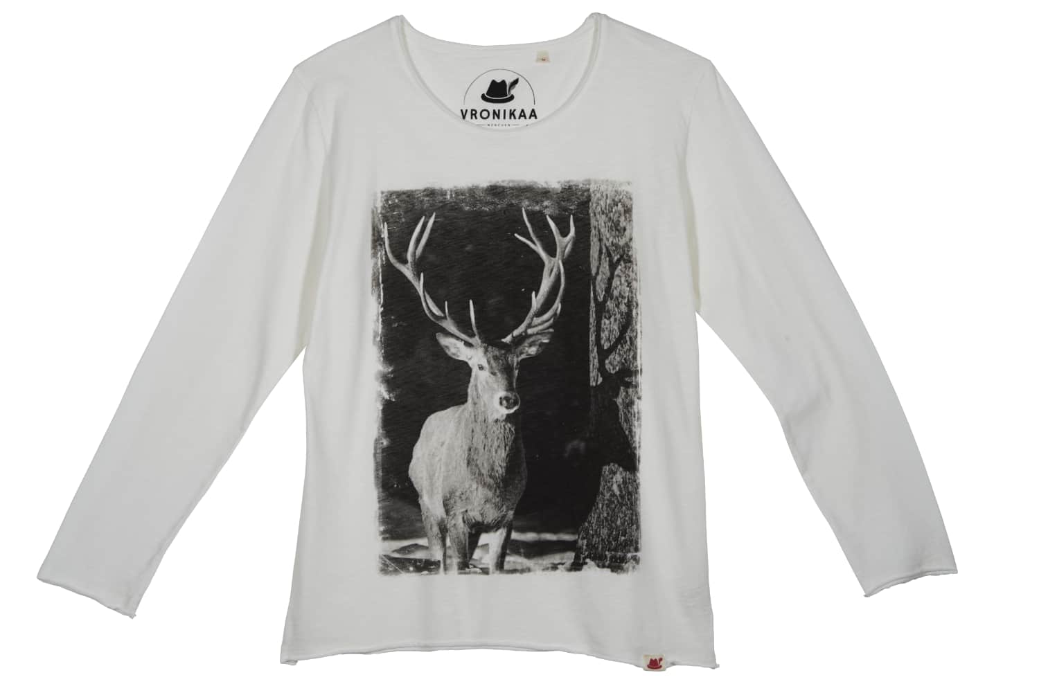 Freisteller von einem Longsleeve in der Farbe Offwhite mit einem imposanten schwarz-weiß Foto eines Hirsch