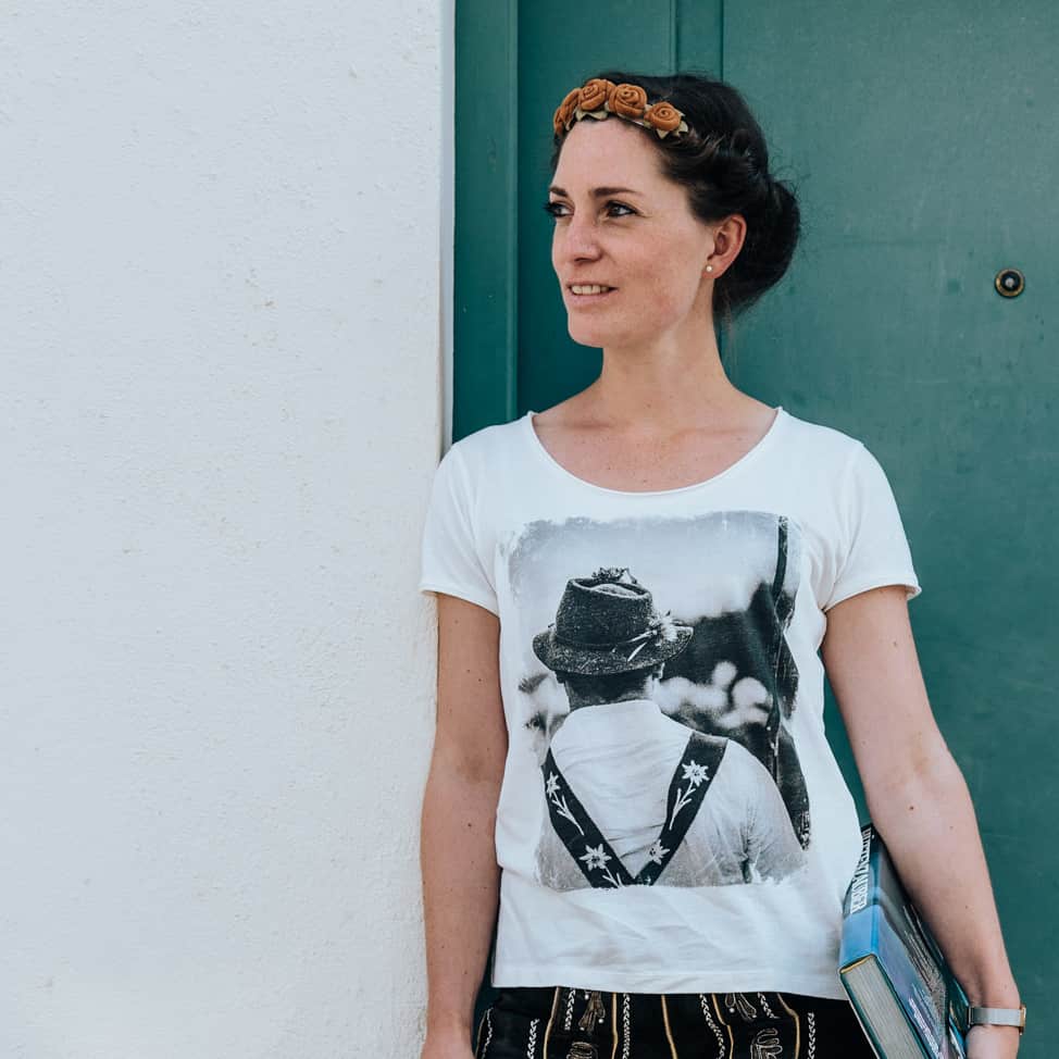 Model mit Shirt Hirte und dem Lederhaarband by vronikaa.