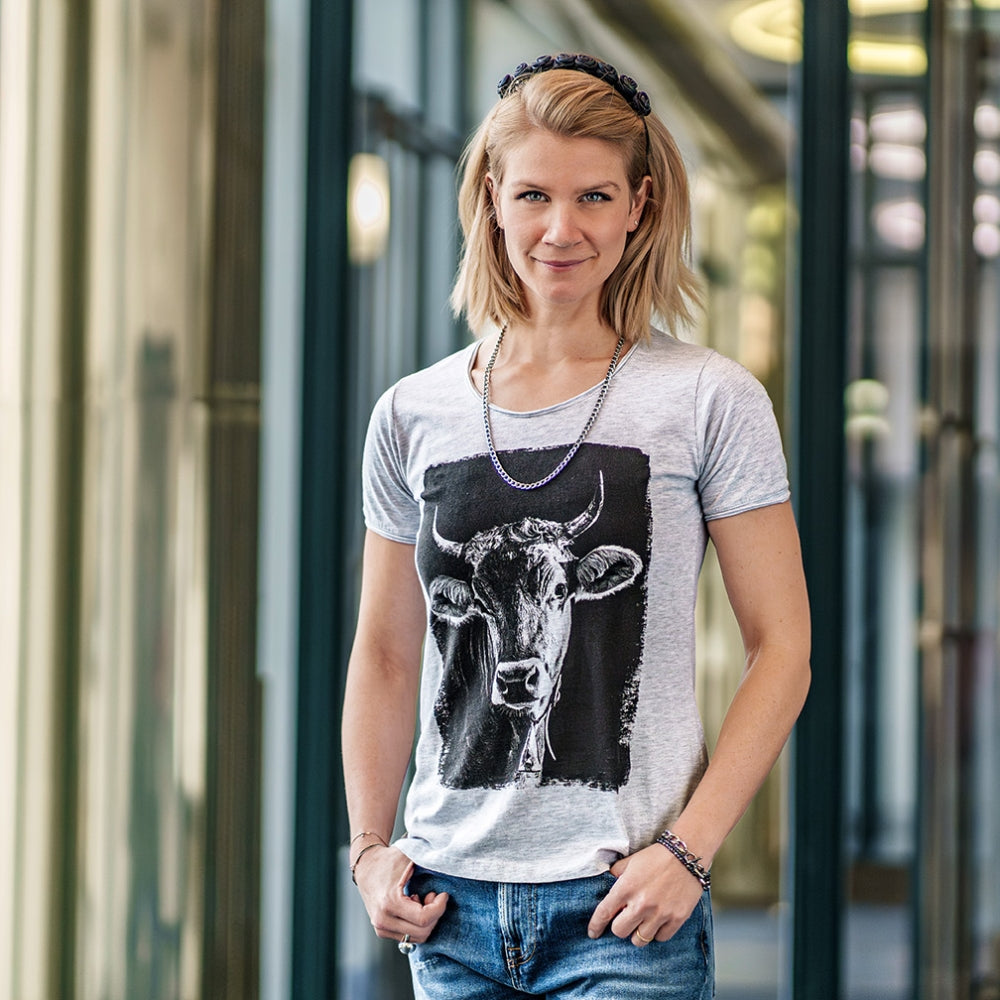 Damen Model trägt lässig eine Jeans und dazu das Trachtenshirt Kuh Lotte