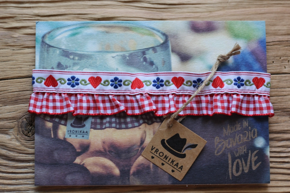 Vorderseite von der Maßkrugband Postkarte mit Maßkrugband in rot