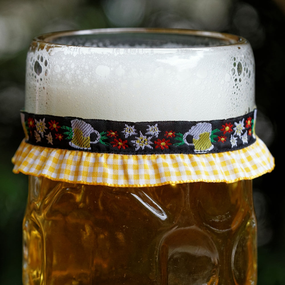 Maßkrug mit Maßkrugband in Gelb mit Bierkrügen und Edelweiß