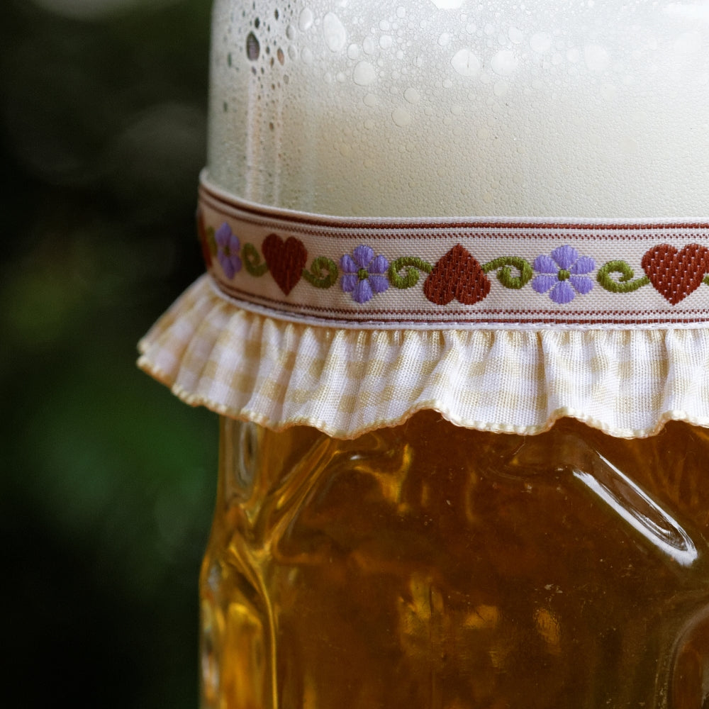 Maßkrug mit Maßkrugband in Beige kariert mit braunen Herzen und lila Blumen