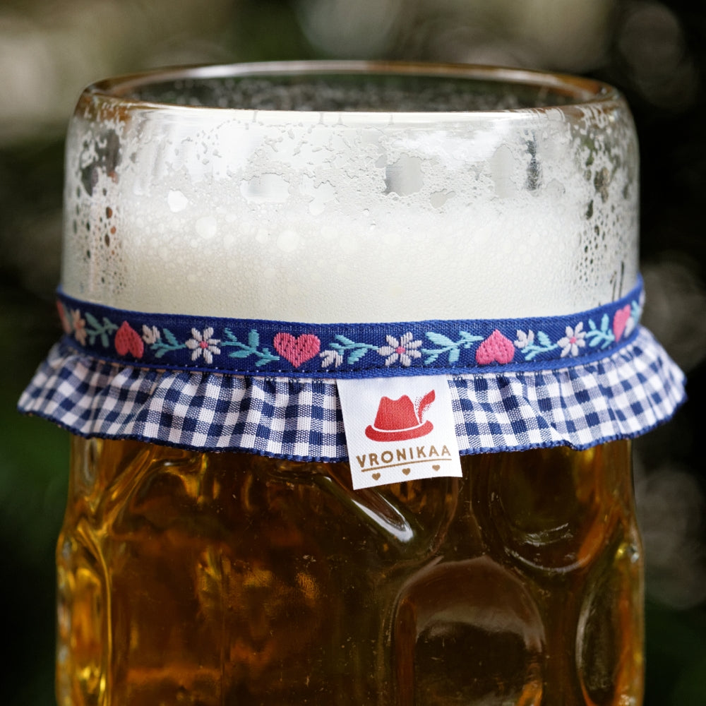 Maßkrug mit Maßkrugband in Blau kariert mit rosa Herzen