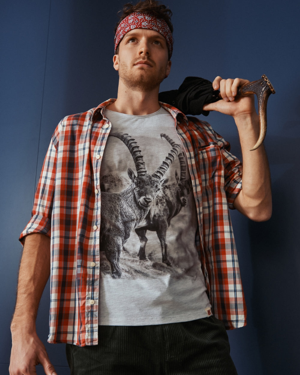 Model mit kariertem Hemd und einem Steinbock Shirt
